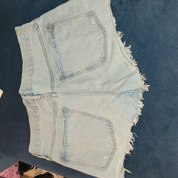 Madewell relaxed denim jean shorts, light wash and distressed size 30 - Picture 2 of 10